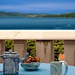 In With Seaview, Terrace, Air Condition, Wifi Apartman