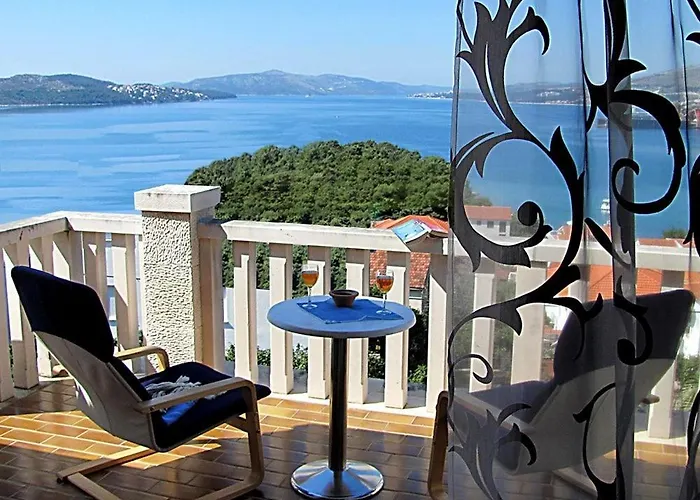 In With Seaview, Terrace, Air Condition, Wifi Appartement Trogir