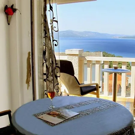 In With Seaview, Terrace, Air Condition, Wifi 트로기르